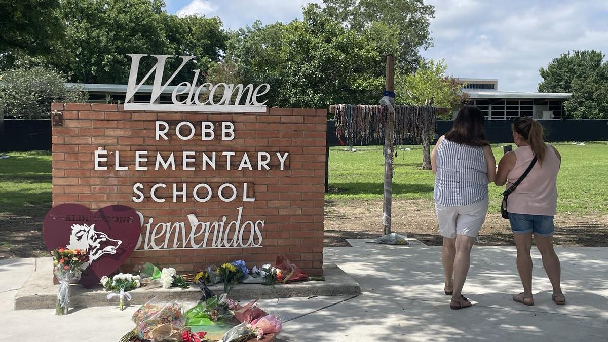 Homenaje a las víctimas del tiroteo en Uvalde un año después.