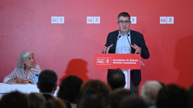 El portavoz del PSOE en el Congreso de los Diputados, Patxi López, interviene durante la reunión del Comité Provincial en Bilbao.