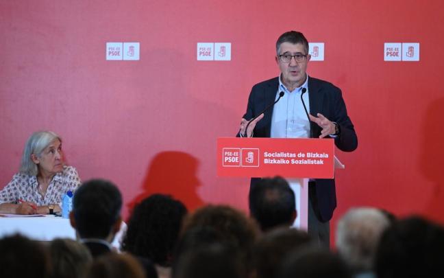 El portavoz del PSOE en el Congreso de los Diputados, Patxi López, interviene durante la reunión del Comité Provincial en Bilbao.