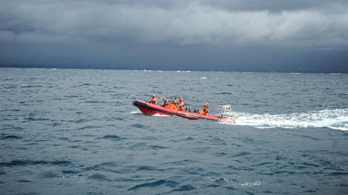 Equipos de rescate buscando a los desaparecidos tras el naufragio.