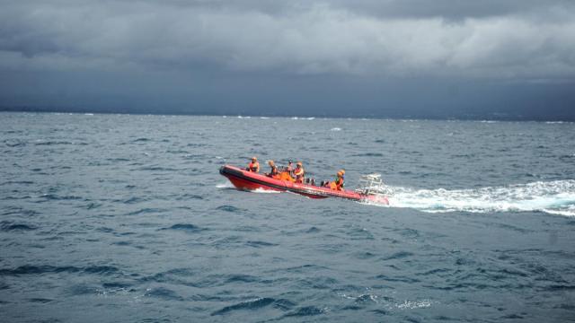 Equipos de rescate buscando a los desaparecidos tras el naufragio.