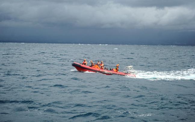 Equipos de rescate buscando a los desaparecidos tras el naufragio.