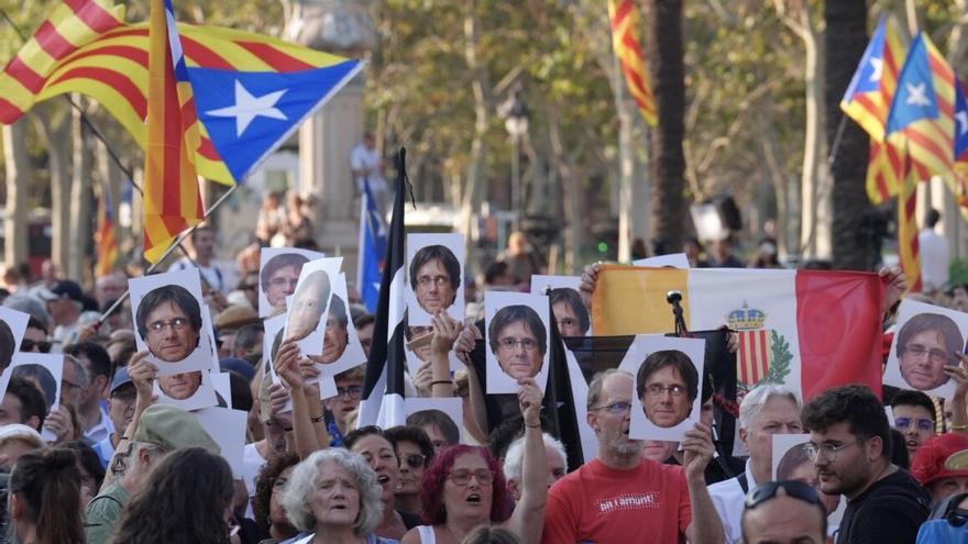 Centenares de personas durante una concentración para recibir al expresidente de la Generalitat Carles Puigdemont, 8 de agosto de 2024, en Barcelona.