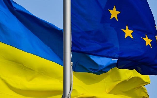 La bandera de la UE junto a la ucraniana en una imagen de archivo. La bandera de la UE junto a la ucraniana en una imagen de archivo.