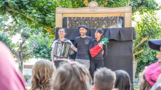 Ostomila txotxongilo taldea tras una representación de Alaia Galtzagorria