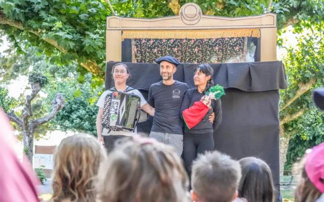 Ostomila txotxongilo taldea tras una representación de Alaia Galtzagorria
