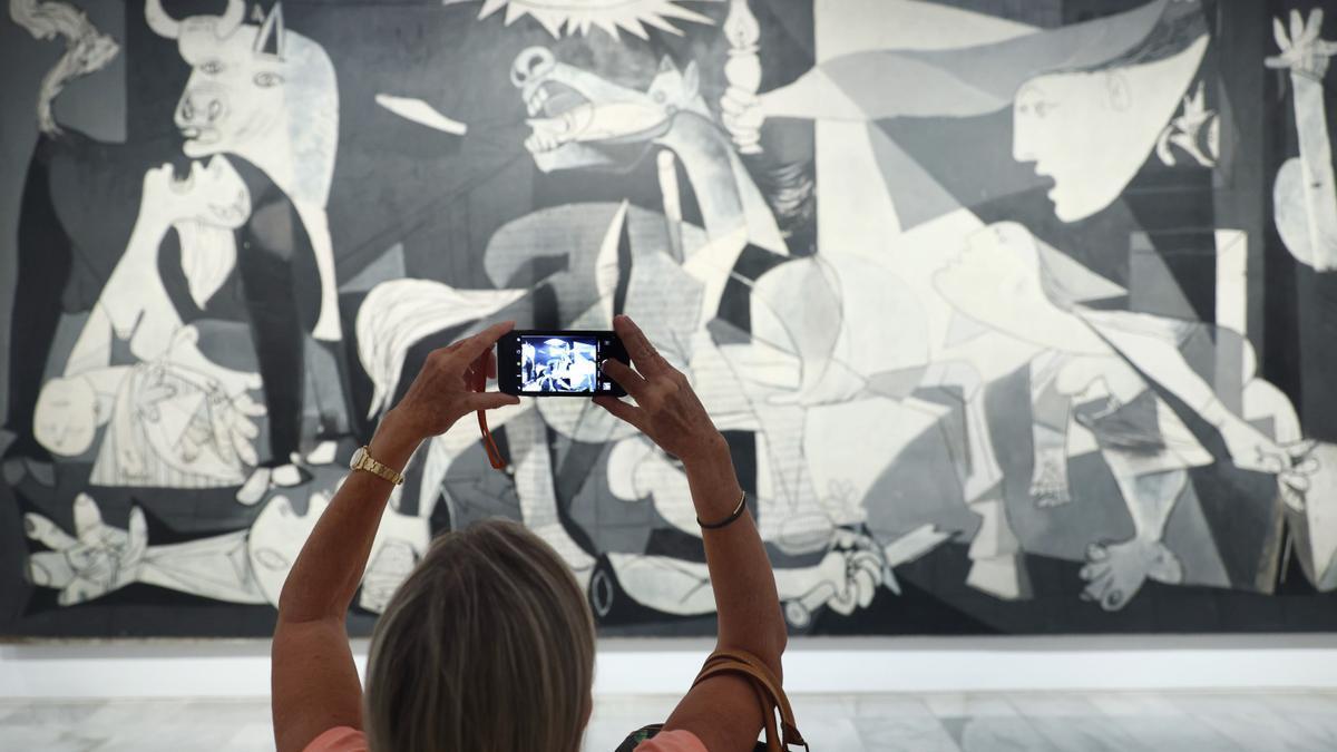 Una mujer fotografía la obra de Picasso 'Guernica' en el Museo Reina Sofía.
