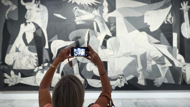 Una mujer fotografía la obra de Picasso 'Guernica' en el Museo Reina Sofía.