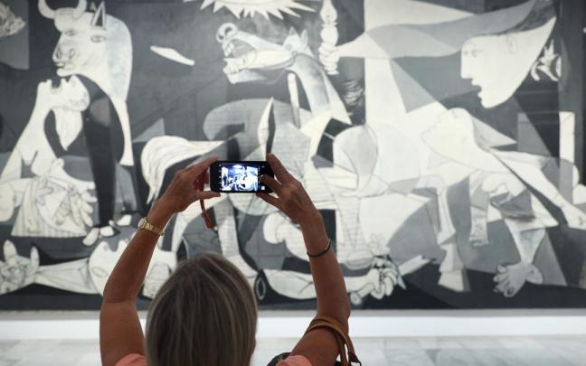 Una mujer fotografía la obra de Picasso 'Guernica' en el Museo Reina Sofía.