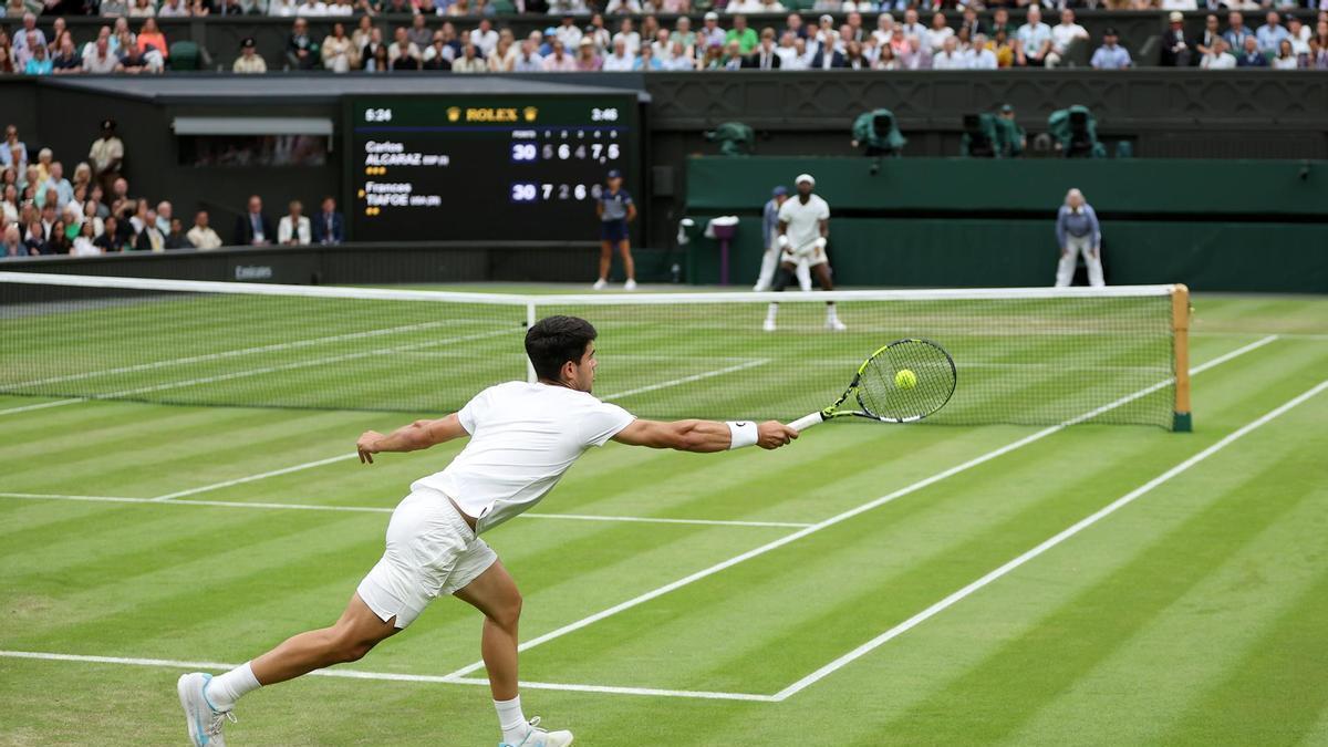 Carlos Alcaraz contra Tiafoe en Wimbledon.