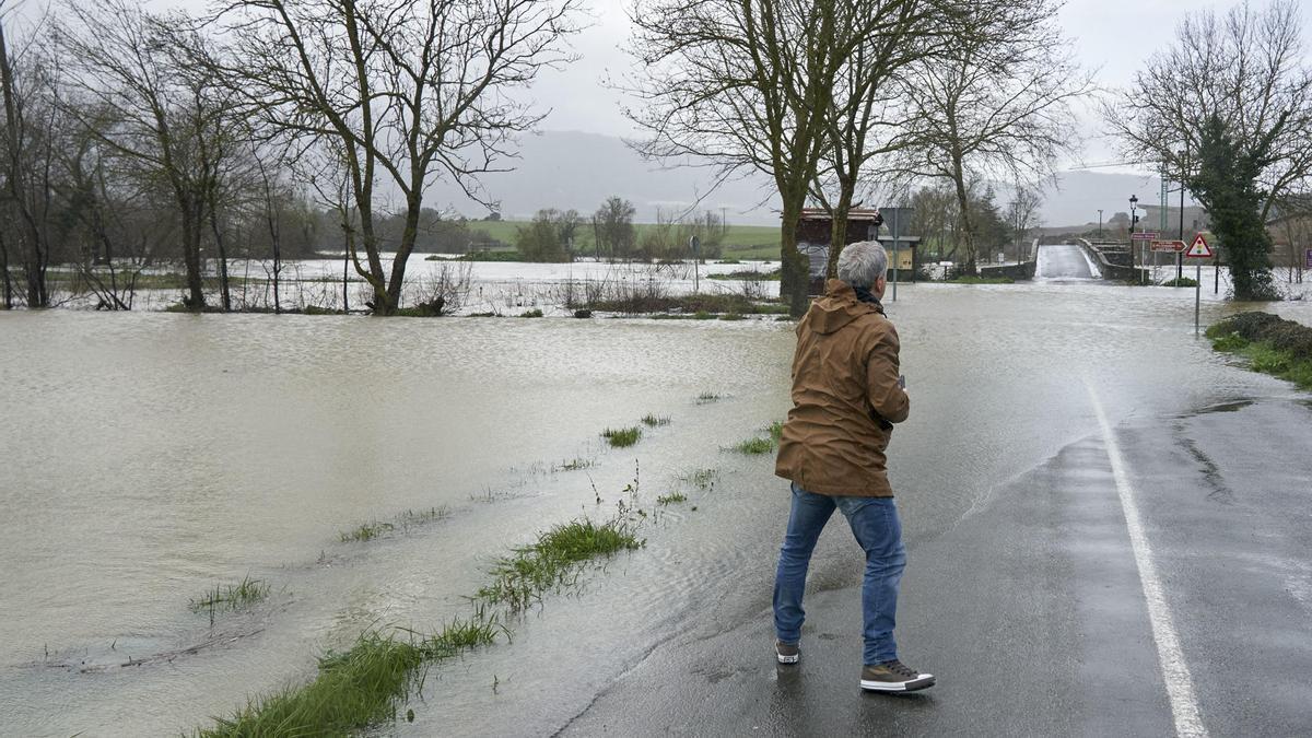 Carretera cortada cerca de Vitoria tras desbordarse el río Zadorra.