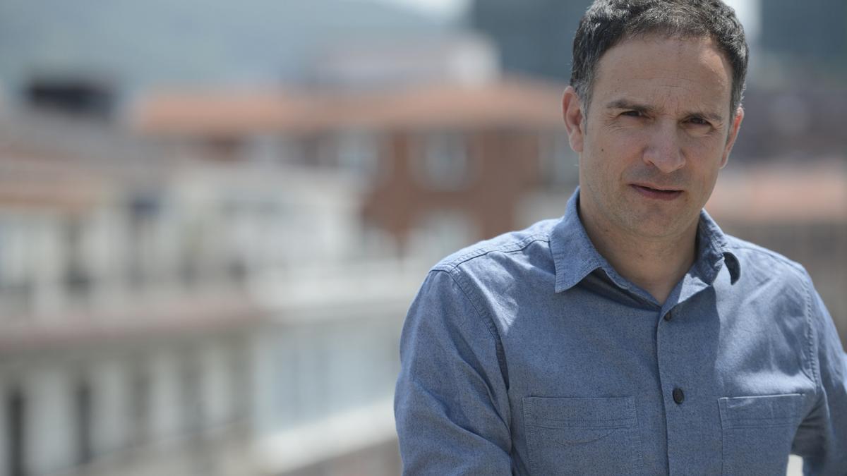 El recién reelegido secretario general de ELA, Mitxel Lakuntza, en la sede del sindicato en Bilbao.