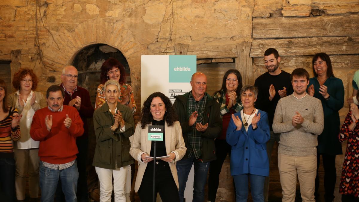 Edurne León, en el centro, durante la presentación de hoy en Tudela