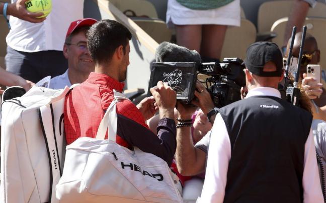 El tenista Novak Djokovic escribiendo su mensaje por un Kosovo serbio durante un partido de Roland Garros. El tenista Novak Djokovic escribiendo su mensaje por un Kosovo serbio durante un partido de Roland Garros.