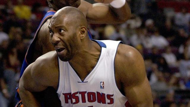 Elden Campbell, con los Detroit Pistons, busca la canasta ante Dikembe Mutombo.