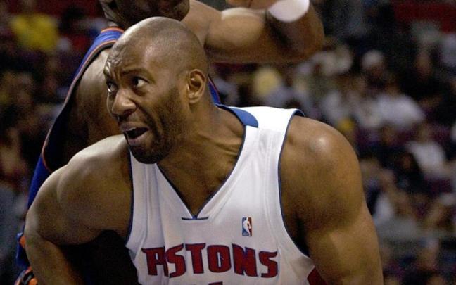 Elden Campbell, con los Detroit Pistons, busca la canasta ante Dikembe Mutombo.