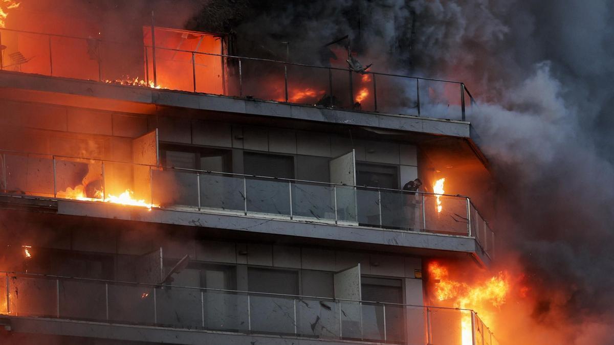 El incendio que ha arrasado un edificio de 14 plantas en Valencia en imágenes
