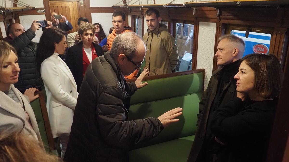 El director del Museo Vasco del Ferrocarril, Juanjo Olaizola, explicando las particularidades de la Clase Salón de la unidad restaurada.