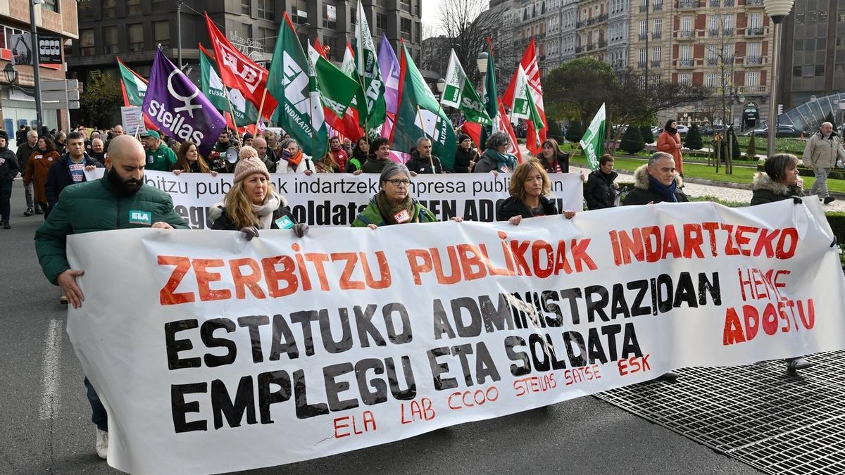 Pancarta de la manifestación que recorrió ayer las calles de Bilbao.