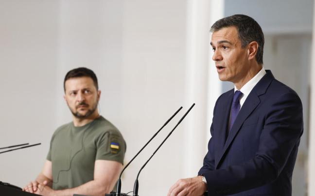 Sánchez comparece desde la Moncloa junto a Zelenski.
