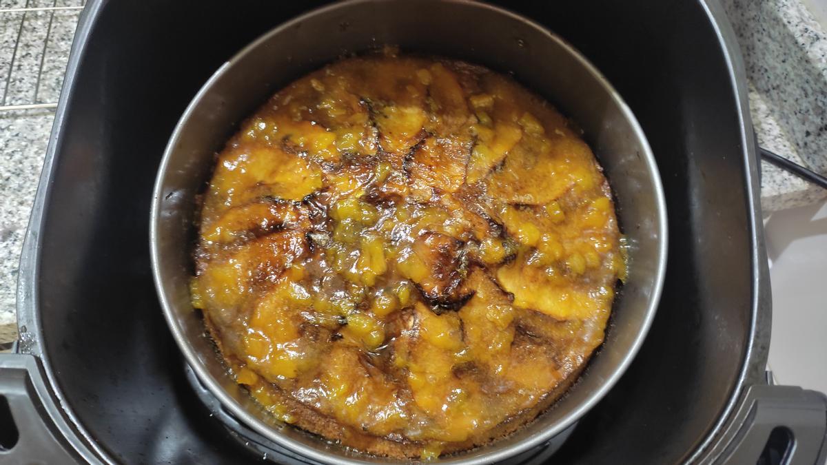 Último toques de la tarta clásica manzana en la freidora de aire.