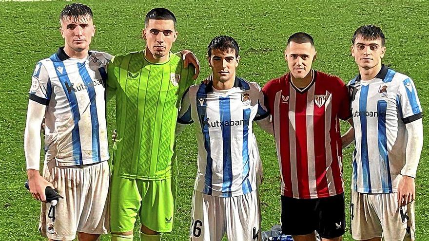 Eñaut Lete, el primero por la derecha, junto a los otros cuatro zarauztarras que participaron en el derbi de 2ª RFEF que tuvo lugar en Lezama. / ZARAUTZ K.E