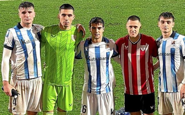 Eñaut Lete, el primero por la derecha, junto a los otros cuatro zarauztarras que participaron en el derbi de 2ª RFEF que tuvo lugar en Lezama. / ZARAUTZ K.E