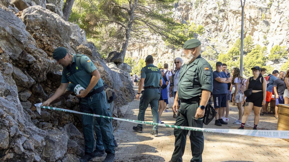 Efectivos de la Guardia Civil acordonan la zona en la que buscan al desaparecido.