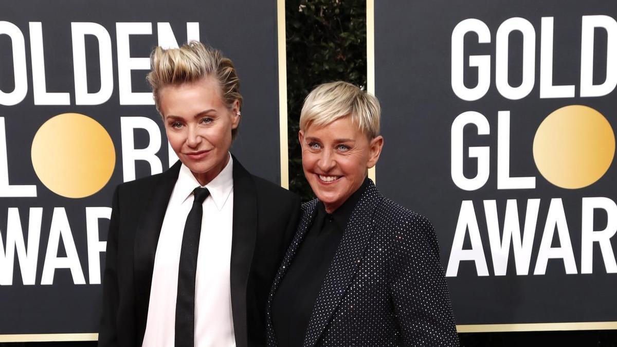 Portia de Rossi y su mujer, Ellen Degeneres, posan en una alfombra roja.