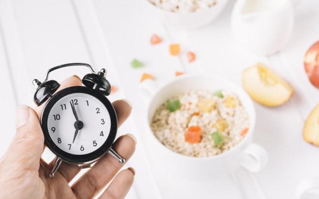 Antes de adoptar el ayuno, es fundamental hacer una valoración médica completa, identificar posibles riesgos y establecer un plan que tenga en cuenta la historia clínica, el estilo de vida y los objetivos personales