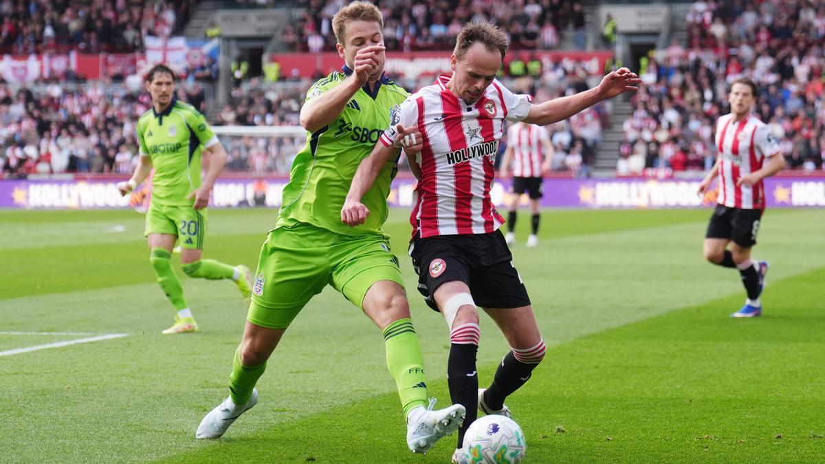 Imagen del partido entre el Brentford y el Fulham, dos de los diez equipos con publicidad de casas de apuestas en la Premier League.