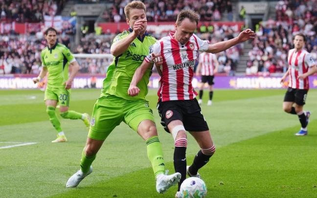 Imagen del partido entre el Brentford y el Fulham, dos de los diez equipos con publicidad de casas de apuestas en la Premier League.