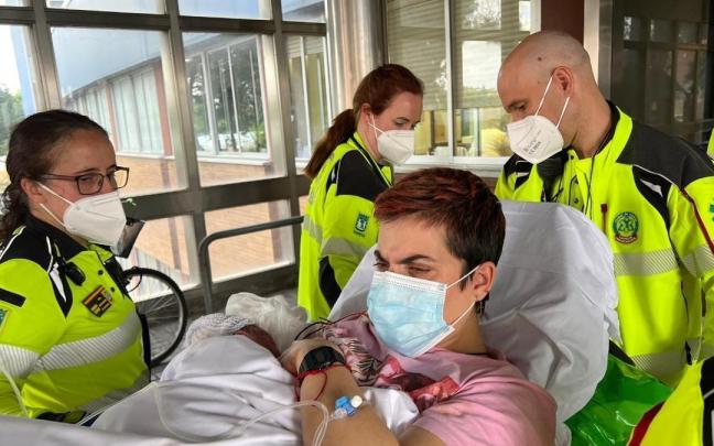 La mujer junto a la recién nacida.