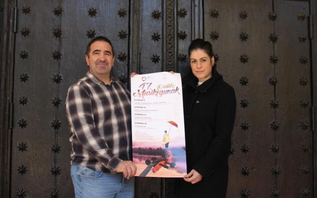 El concejal de Cultura, Iñaki Olalde y la técnica del departamento, Edurne Soraluze, en la presentación de Musikegunak.
