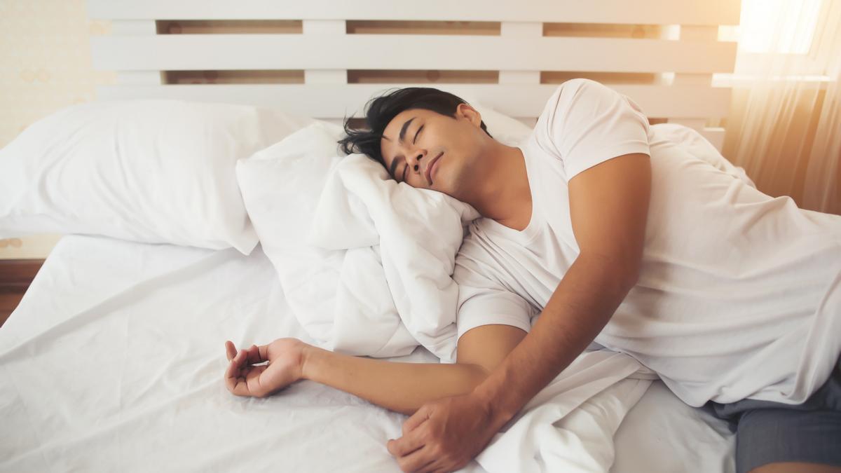 Hombre durmiendo en la cama.