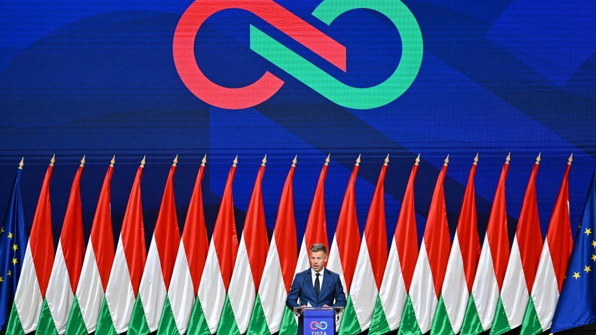 Peter Magyar, líder y candidato a primer ministro del Partido Tisza, ofrece una rueda de prensa en Budapest.