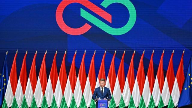 Peter Magyar, líder y candidato a primer ministro del Partido Tisza, ofrece una rueda de prensa en Budapest.