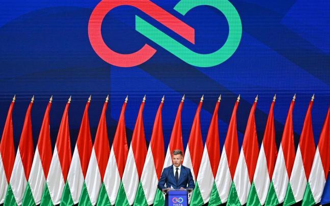 Peter Magyar, líder y candidato a primer ministro del Partido Tisza, ofrece una rueda de prensa en Budapest.