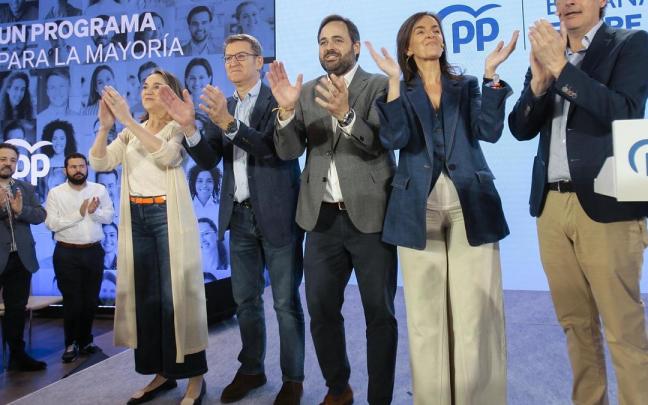 El presidente del PP, Alberto Núñez Feijóo, con líderes del partido, en el acto de presentación de su programa electoral El presidente del PP, Alberto Núñez Feijóo, con líderes del partido, en el acto de presentación de su programa electoral
