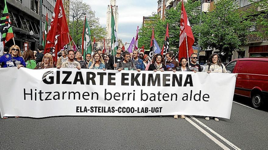 Manifestación de los trabajadores de los centros educativos concertados de Kristau Eskola y AICE-IZEA.