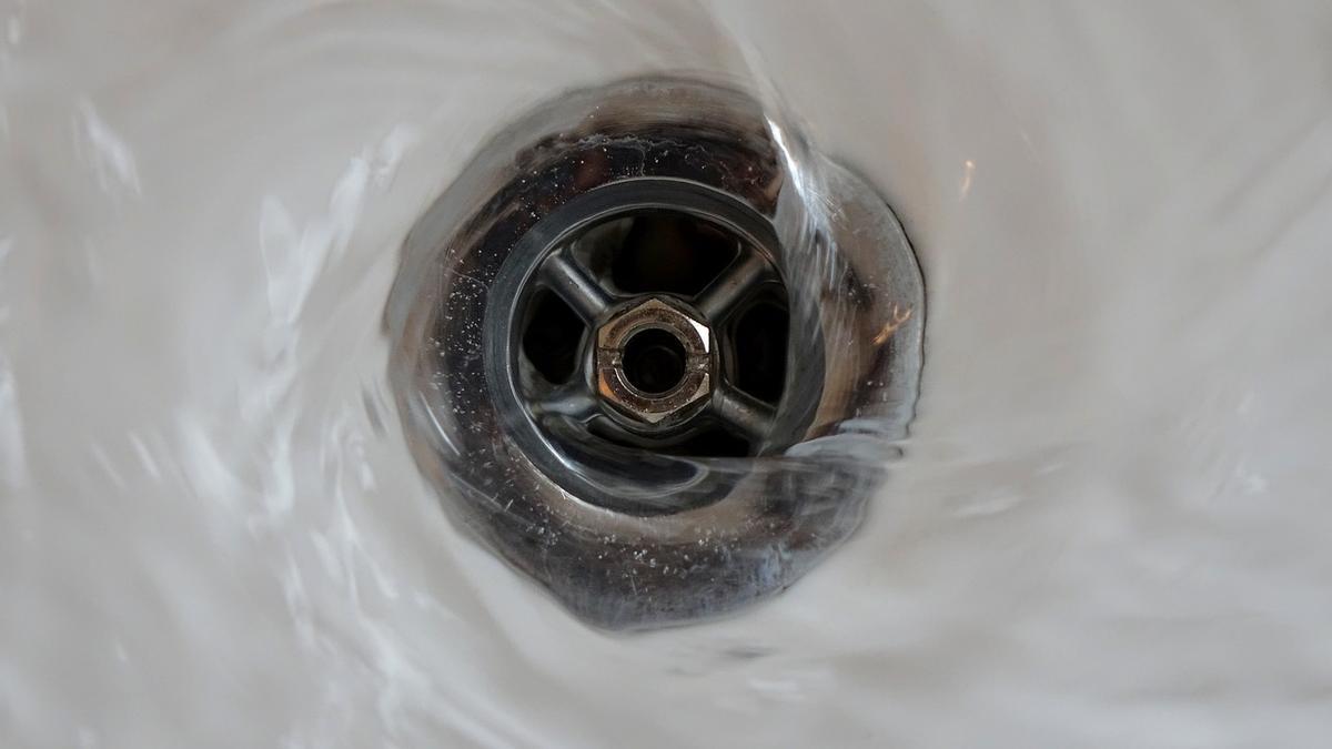 La limpieza de los desagües del lavabo y el fregadero es una tarea clave para mantener la casa en orden