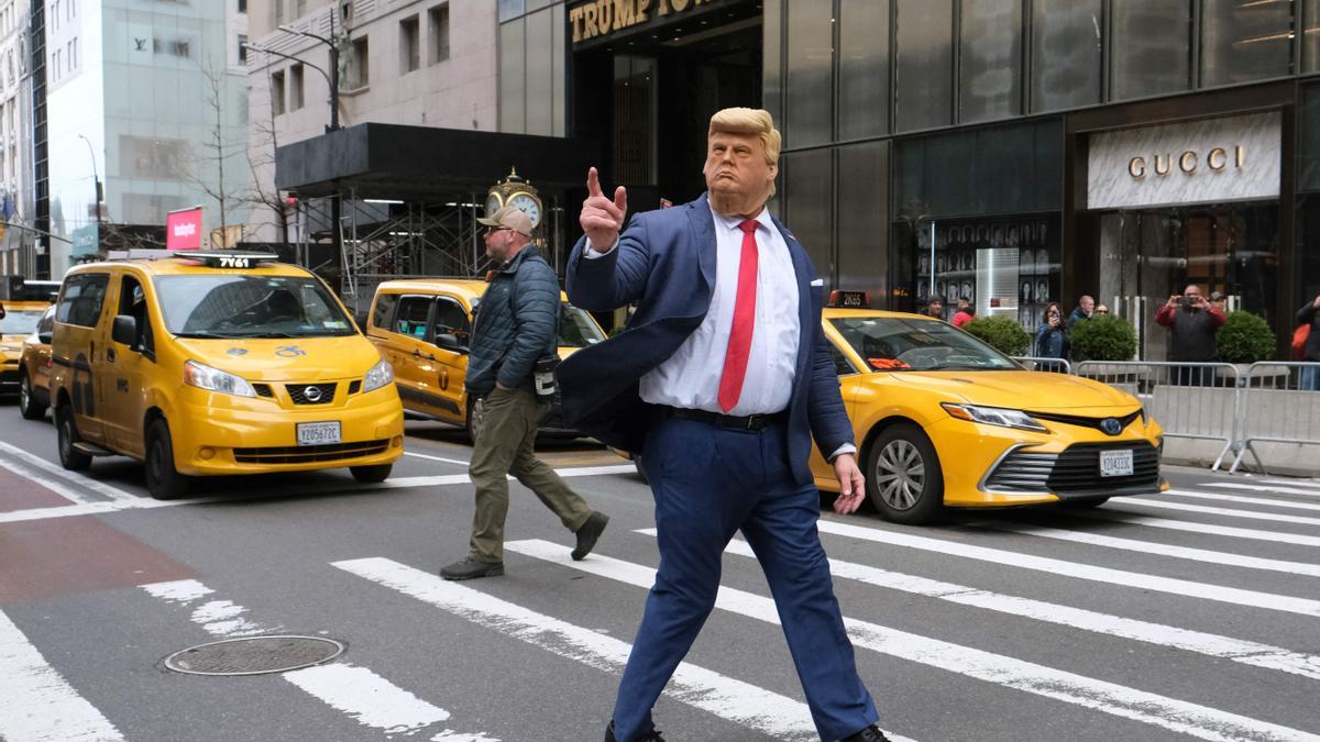 Una persona disfrazada de Donald Trump pasea por Manhattan, el día en que el expresidente es imputado de 34 delitos.