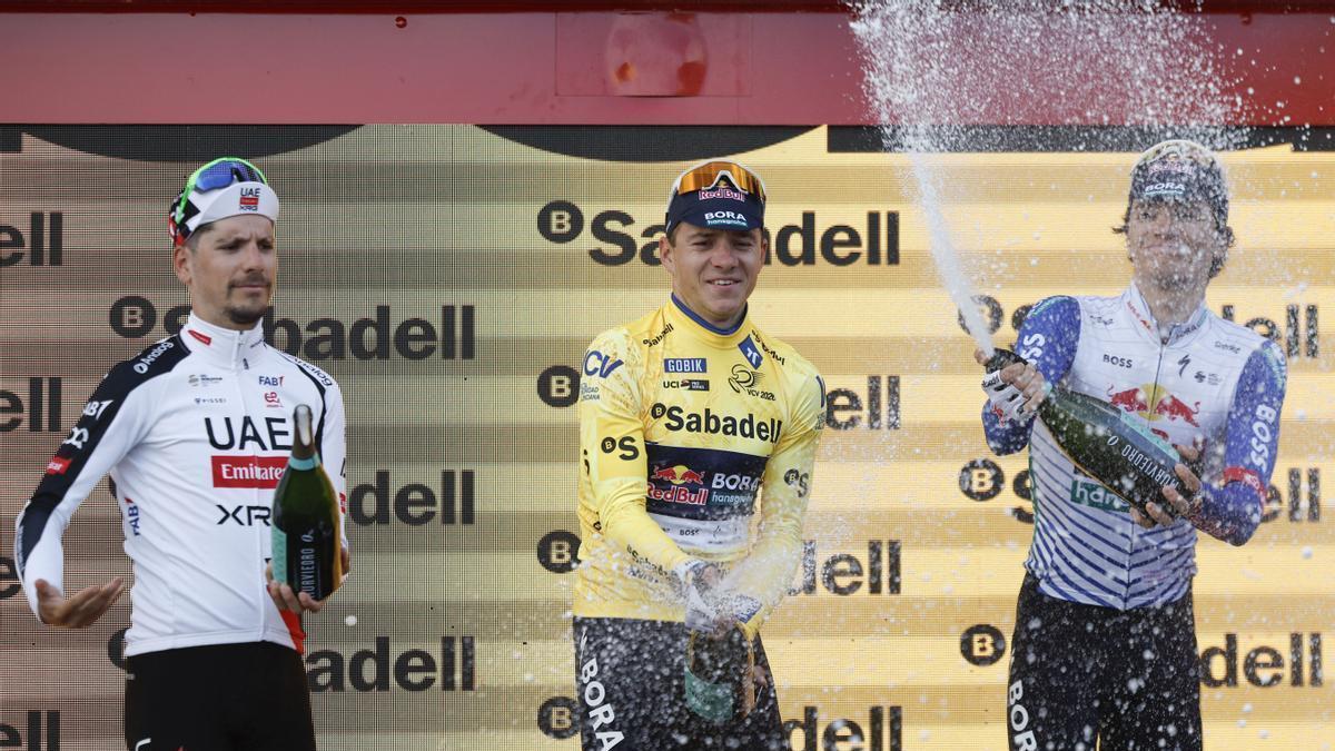 Evenepoel, campeón, con Almeida, segundo, y Pellizzari, tercero.