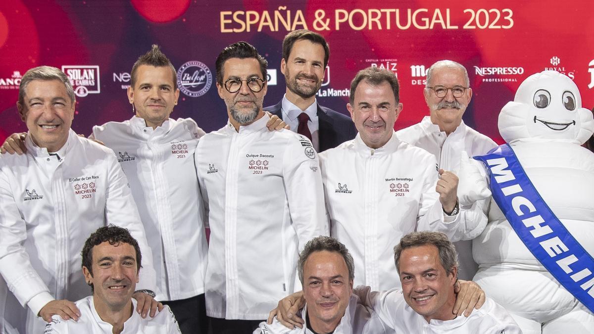 Eneko Atxa y Martín Berasategui, dos de los cocineros con estrella Michelin en Bizkaia, posan durante la gala celebrada en Toledo con otros chefs trisestrellados.