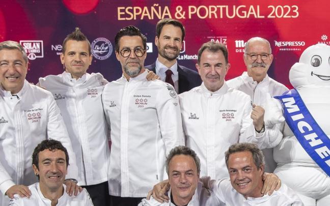 Eneko Atxa y Martín Berasategui, dos de los cocineros con estrella Michelin en Bizkaia, posan durante la gala celebrada en Toledo con otros chefs trisestrellados.