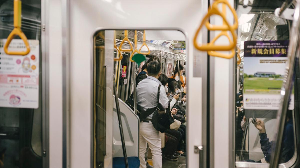 Pasajeros en un vagón del metro de Japón.