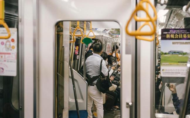 Pasajeros en un vagón del metro de Japón.