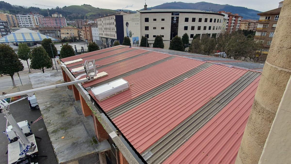 Obra de instalación de placas solares en el tejado del frontón del Instituto de Laudio