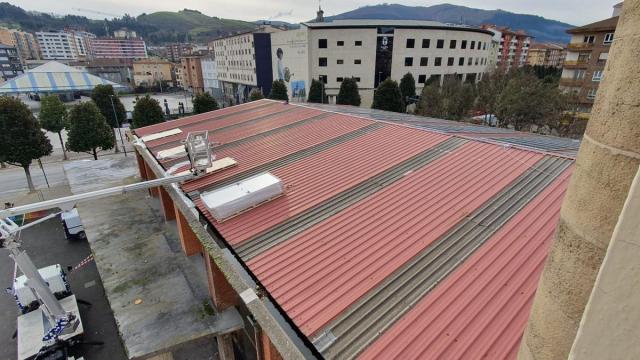 Obra de instalación de placas solares en el tejado del frontón del Instituto de Laudio
