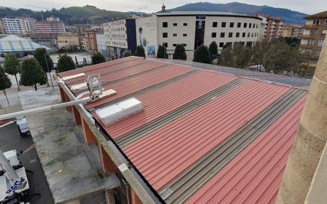 Obra de instalación de placas solares en el tejado del frontón del Instituto de Laudio